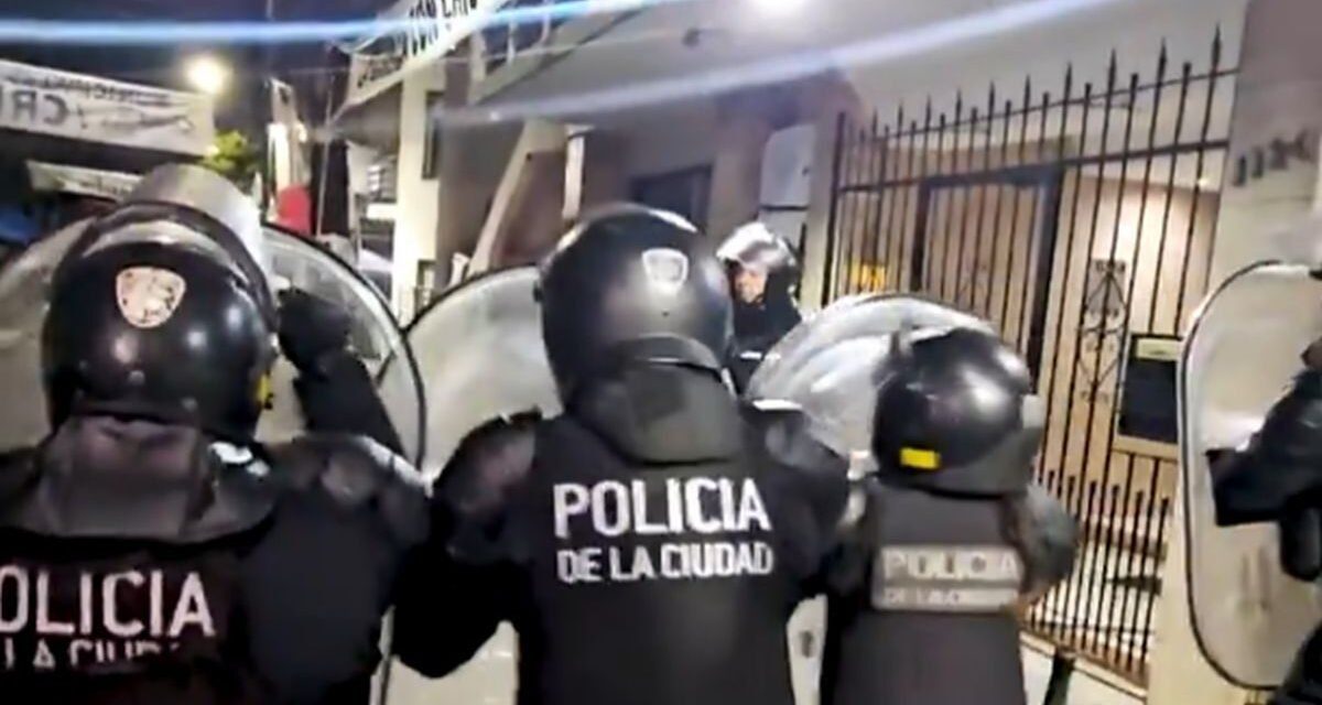 Desalojaron a militantes que hacían vigilia en el departamento de Cristina Kirchner en Constitución