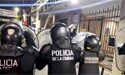 Desalojaron a militantes que hacían vigilia en el departamento de Cristina Kirchner en Constitución