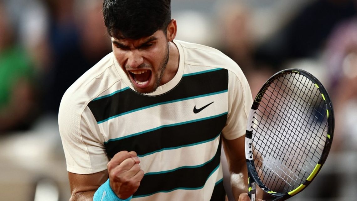 Alcaraz avanzó a la final con retiro de Musetti y buscará el bicampeonato en Roland Garros