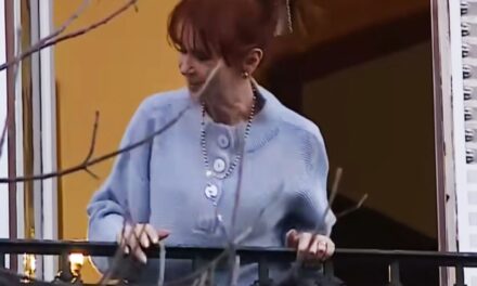 Cristina Kirchner volvió a saludar a la militancia desde su balcón