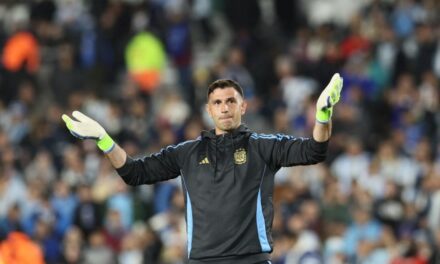 Manchester United avanza por Dibu Martínez: oferta millonaria en el mercado europeo