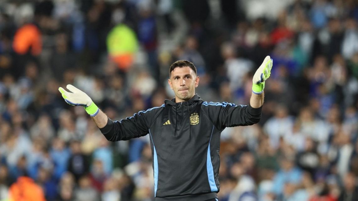 Manchester United avanza por Dibu Martínez: oferta millonaria en el mercado europeo