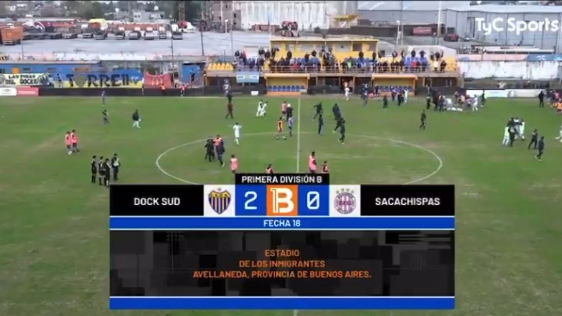 Escándalo en el ascenso: Definió de taco sin arquero, se pudrió al final del partido y un jugador quedó procesado