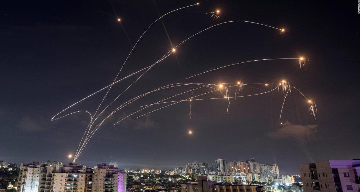 Cómo es el imbatible sistema de defensa aérea de Israel que Irán logró vencer