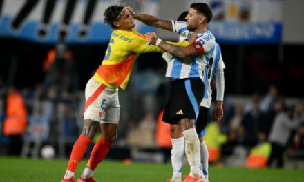 Así fue el picante cruce entre Otamendi y Ríos sobre el final del partido por las Eliminatorias