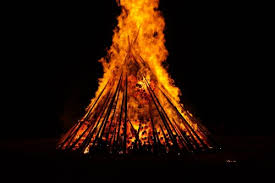 La Ciudad revive su fe con la fogata a San Juan Bautista