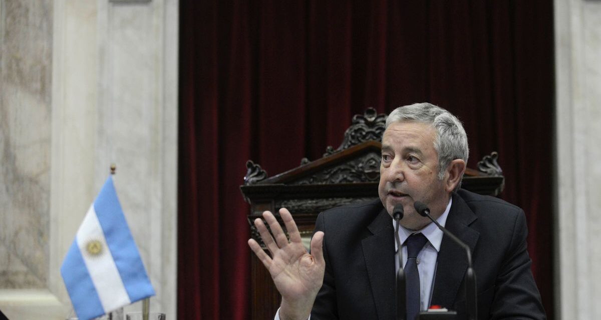 El mercado solo no va a redistribuir, no va a asignar presupuesto a los hospitales