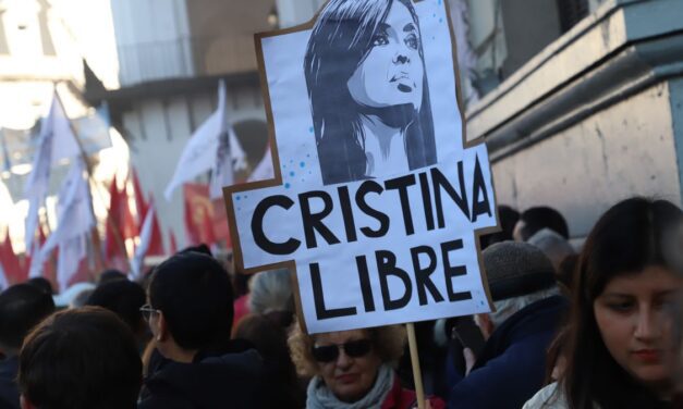 Cristina Kirchner, detenida, articuló primeros esbozos de un frente anti Milei