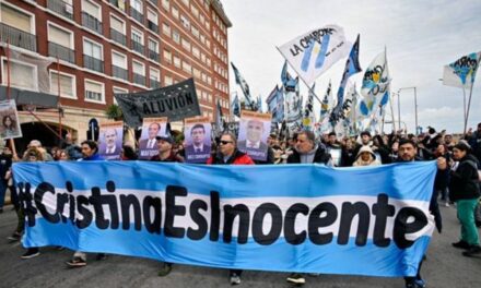 Movilización en defensa de Cristina Kirchner, cambios en la Policía Federal y batería de decretos desregulatorios