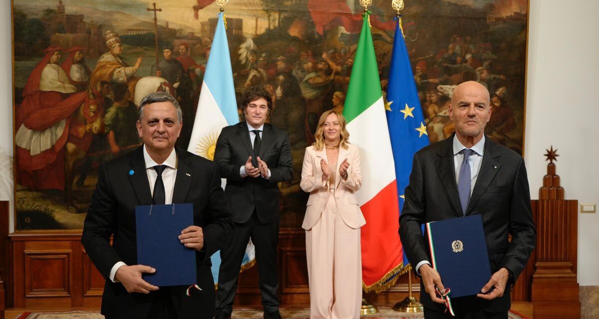 Javier Milei y Georgia Meloni participaron de la firma de un acuerdo estratégico entre YPF y ENI para exportar GNL al mundo