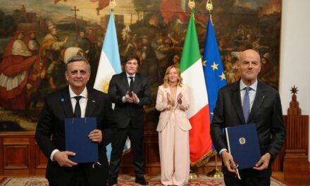 Javier Milei y Georgia Meloni participaron de la firma de un acuerdo estratégico entre YPF y ENI para exportar GNL al mundo