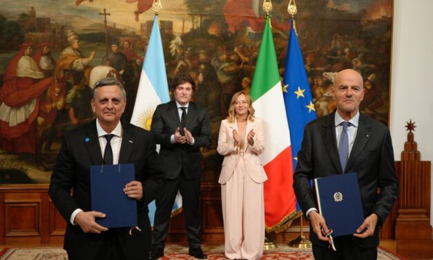 Javier Milei y Georgia Meloni participaron de la firma de un acuerdo estratégico entre YPF y ENI para exportar GNL al mundo