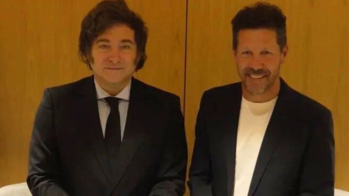 Milei y el Cholo Simeone se encontraron en Madrid y recordaron que se enfrentaron en inferiores: «Jugába mejor él, era bueno»