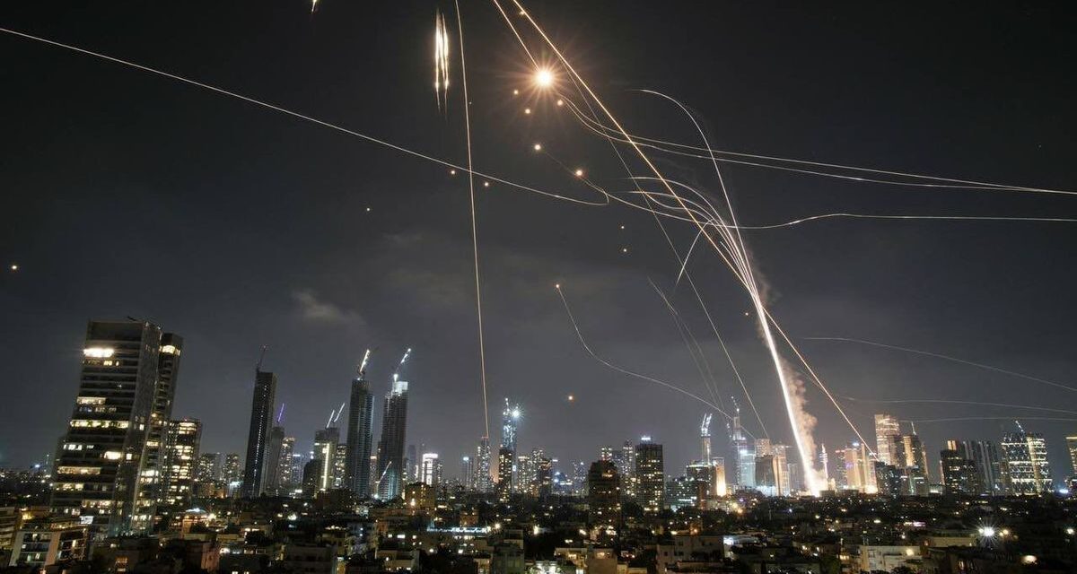 Mientras Israel e Irán reanudan el fuego cruzado, Donald Trump anuncia una tregua total dentro de 6 horas