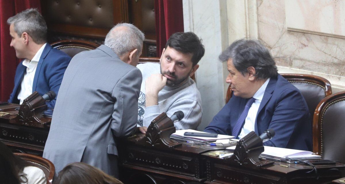 En medio del parate legislativo, la oposición busca marcarle la cancha a Milei en Diputados