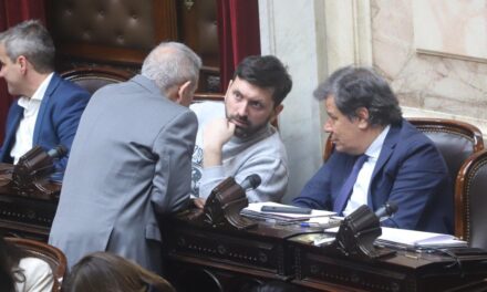 En medio del parate legislativo, la oposición busca marcarle la cancha a Milei en Diputados