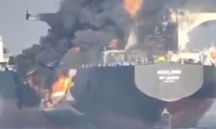 Dos buques petroleros chocaron en un canal estratégico y se incendiaron