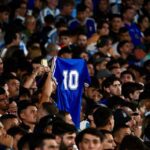 El petróleo en picada: ¿cómo afecta la crisis del crudo al bolsillo del hincha?