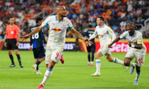Tormenta eléctrica, pausa eterna y triunfo europeo: Red Bull Salzburgo venció 2-1 a Pachuca en un duelo atípico