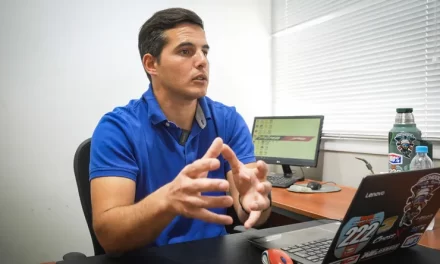 <div class="volanta-custom" style="
                color: #444;
                font-size: 0.8rem;
                font-weight: 600;
                line-height: 1.1;
                margin-bottom: 6px;
                text-transform: uppercase;
                letter-spacing: 0.3px;
                text-align: left;
            ">Miguel Caruso</div><div class="post-title-custom" style="text-align: left;">El 90 % de las estaciones están lista para el autodespacho</div>