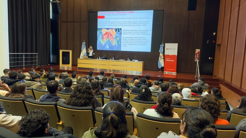 Capacitación en manipulación de alimentos organizada por Salud en el Anexo de la Legislatura