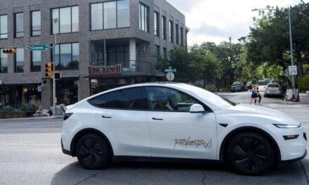 Reguladores de EEUU investigan a Tesla por fallas en sus robotaxis durante pruebas en Texas