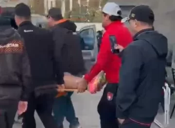 Grave golpe en un partido y polémica por falta de asistencia médica