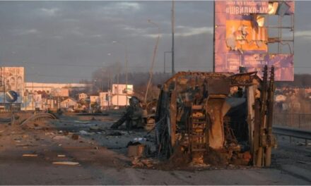 Ucrania redobló la apuesta y atacó un puente clave que conecta Crimea con Rusia