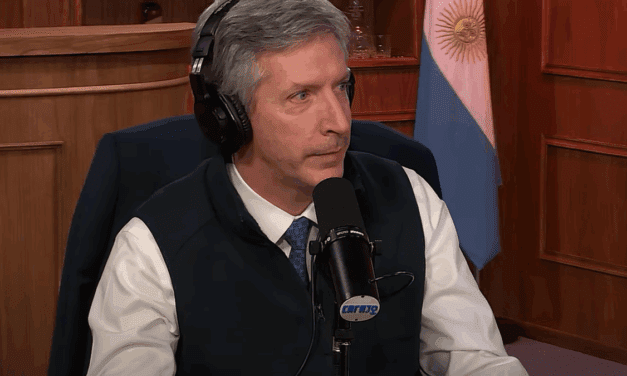 Si interviene, el jefe viene con la motosierra y lo corta como Hattori Hanzo
