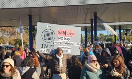 Desde las Pymes hasta la UIA reclaman por el INTI | Se hizo un abrazo simbólico en la sede de la Avenida General Paz