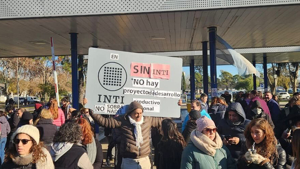 Desde las Pymes hasta la UIA reclaman por el INTI | Se hizo un abrazo simbólico en la sede de la Avenida General Paz