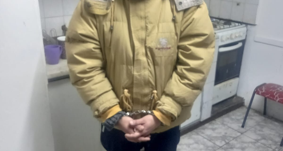 Detenido en control vial tras presentar una licencia de conducir trucha