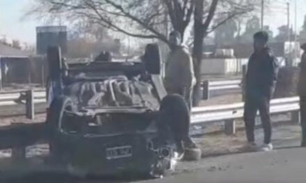 Ruta 40: perdió el control y volcó entre calles 5 y 6