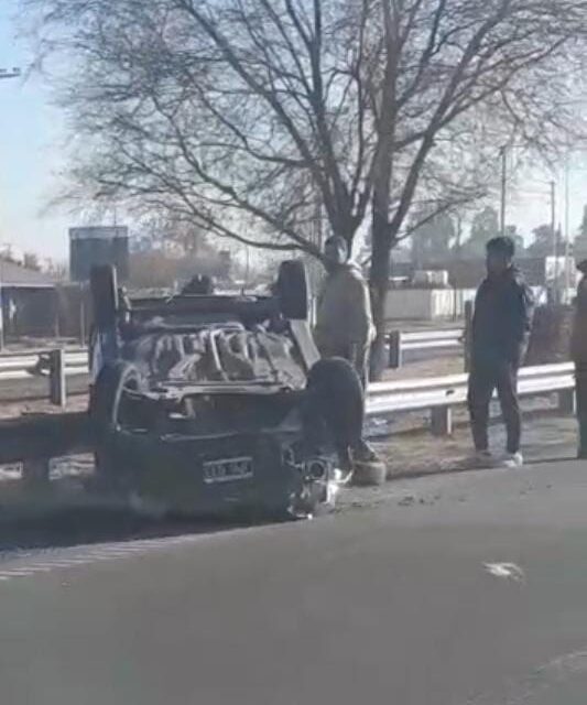 Ruta 40: perdió el control y volcó entre calles 5 y 6