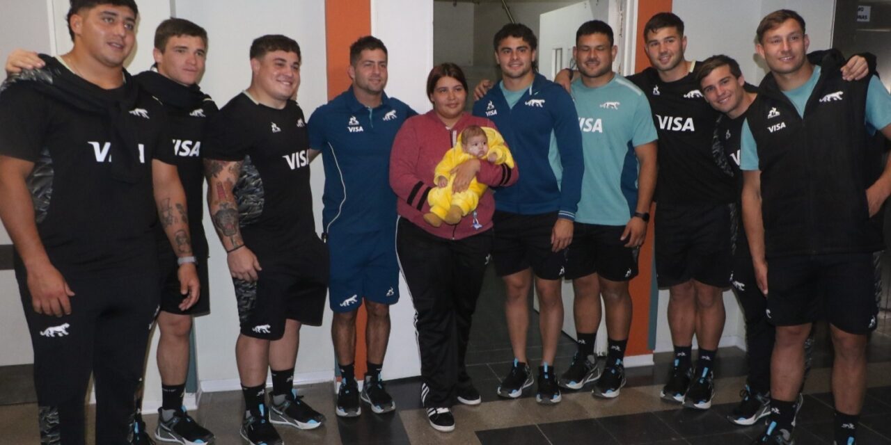 Los Pumas emocionaron a los niños del Hospital Rawson