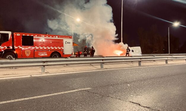 Impactante incendio de vehículo en Circunvalación: No hubo heridos