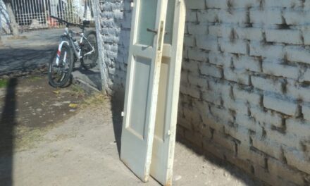 Villa América: Lo sorprendieron llevándose puertas al hombro