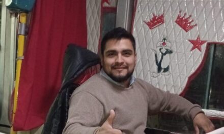 Un gesto que vale oro: Chofer devolvió celular perdido y emocionó a una pasajera