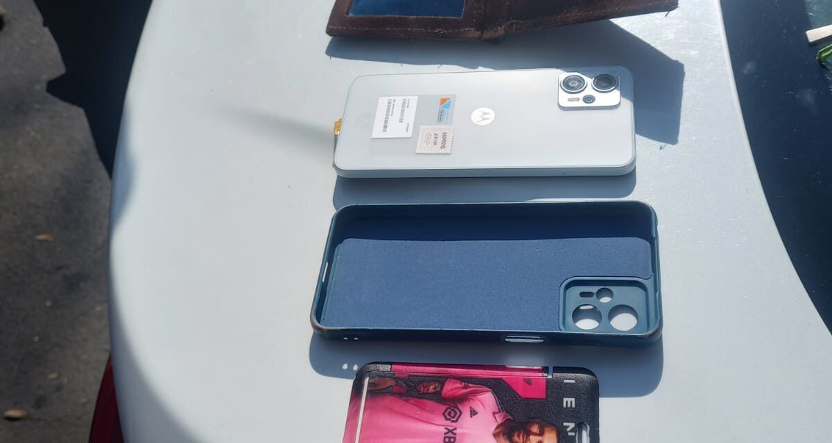 Civiles lo redujeron tras robar un celular