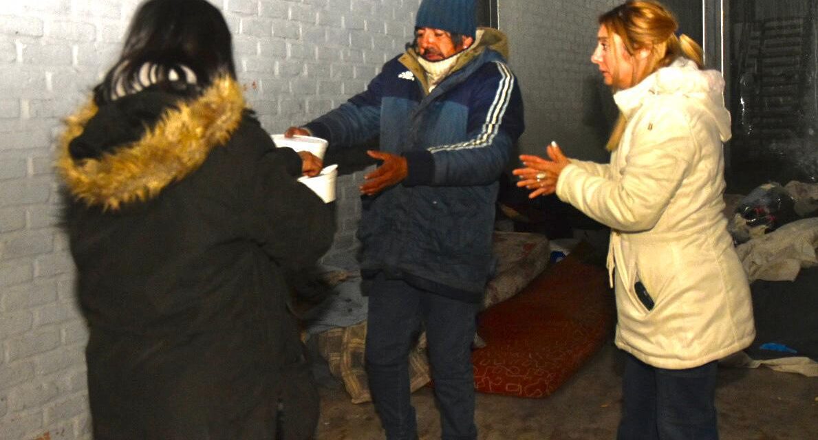 El Gobierno asistió a personas en situación de calle con frazadas, zapatillas y locro caliente