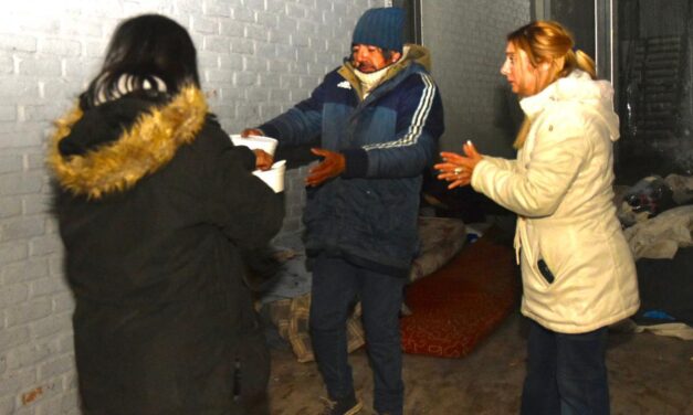 El Gobierno asistió a personas en situación de calle con frazadas, zapatillas y locro caliente