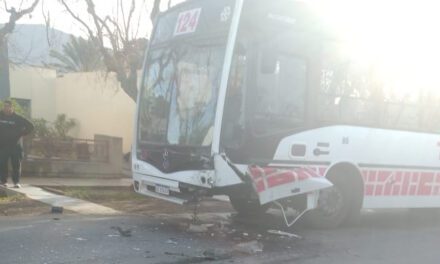 Ultimo Momento: Fuerte choque entre colectivo y auto en Rivadavia