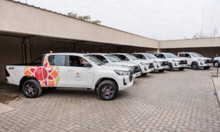 Orrego entregó vehículos y un laboratorio móvil para fortalecer los controles en minería y ambiente