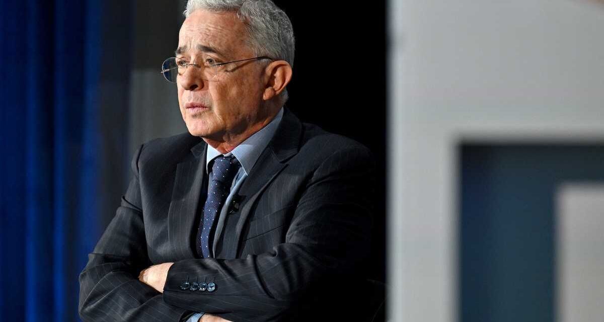 El expresidente Álvaro Uribe de Colombia fue declarado culpable por fraude procesal y soborno