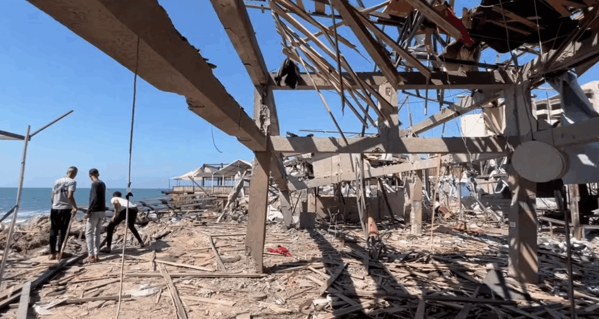 Ataque aéreo de Israel a una cafetería frente al mar en Gaza deja más de 40 muertos