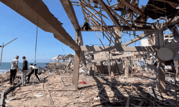 Ataque aéreo de Israel a una cafetería frente al mar en Gaza deja más de 40 muertos