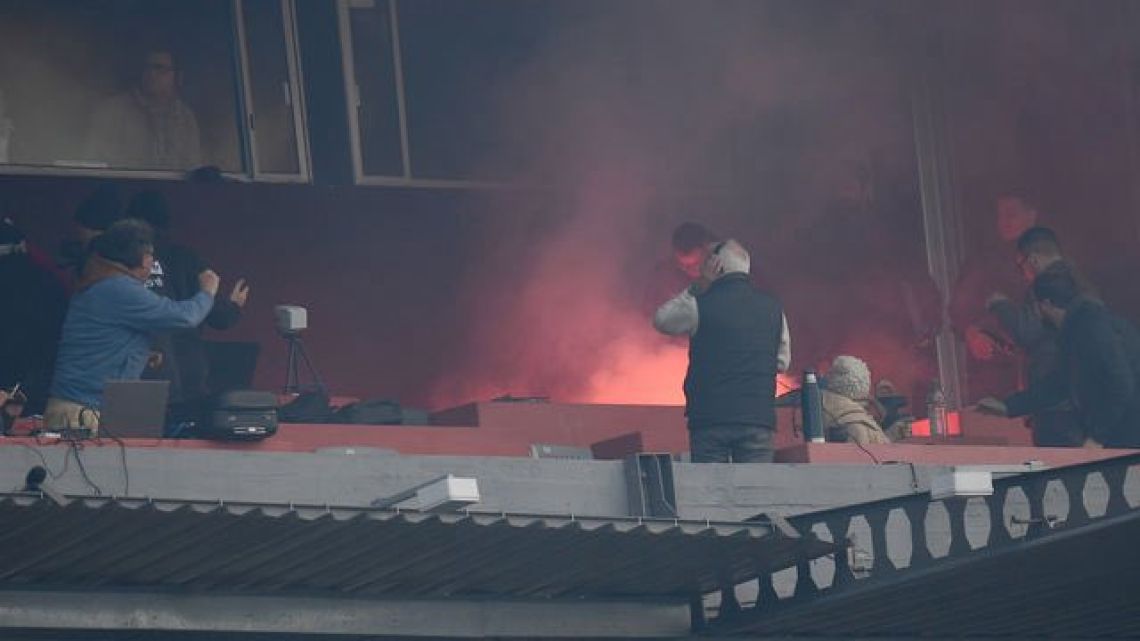 Impactante: una bengala náutica cayó en una tribuna del estadio Centenario