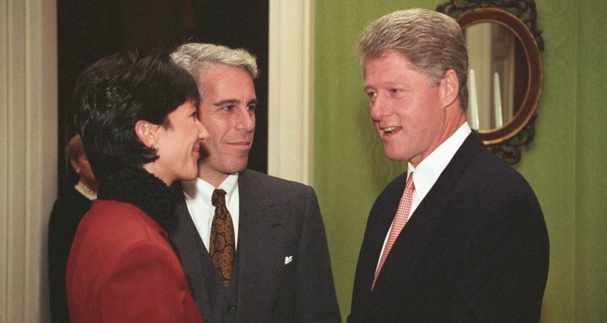 Al igual que Donald Trump, denuncian que Bill Clinton también le envió cartas de feliz cumpleaños
