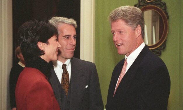 Al igual que Donald Trump, denuncian que Bill Clinton también le envió cartas de feliz cumpleaños