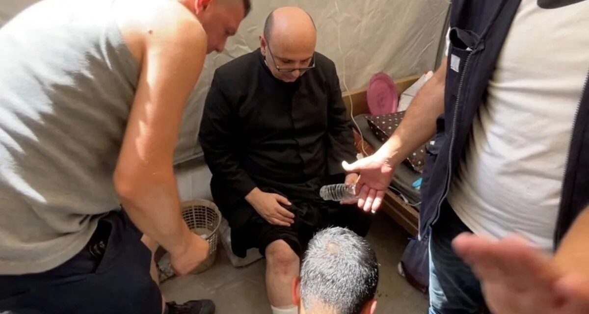 Nuevo bombardeo de Israel sobre Gaza impactó la única iglesia católica y causó varios heridos, entre ellos el párroco argentino Gabriel Romanelli